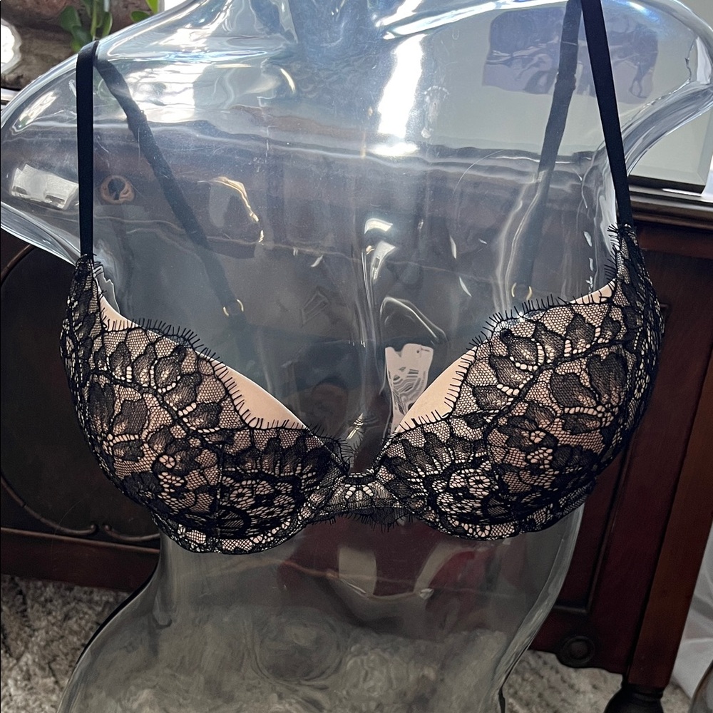 NWT very sexy push-up by Victoria’s Secret size 34C black lace
